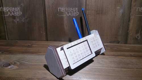 Календарь (карандашница)